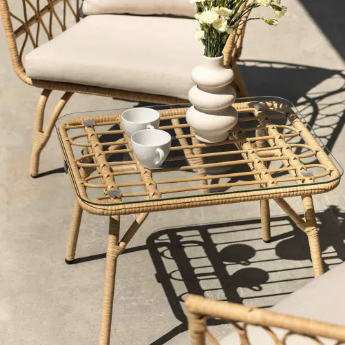 Практичний стіл зі скляною стільницею